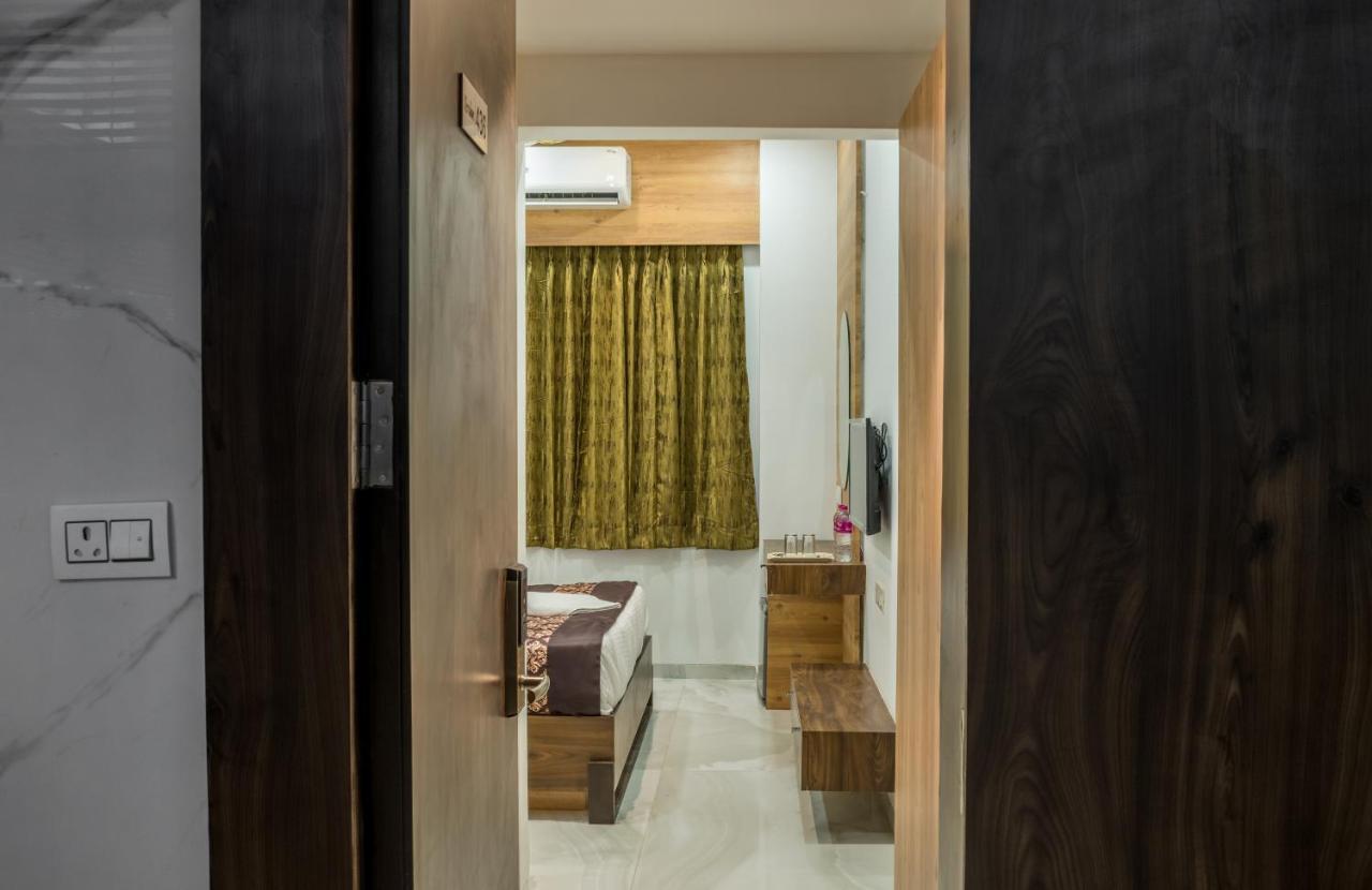 Meridian Hotel & Banquet Surat Exterior foto