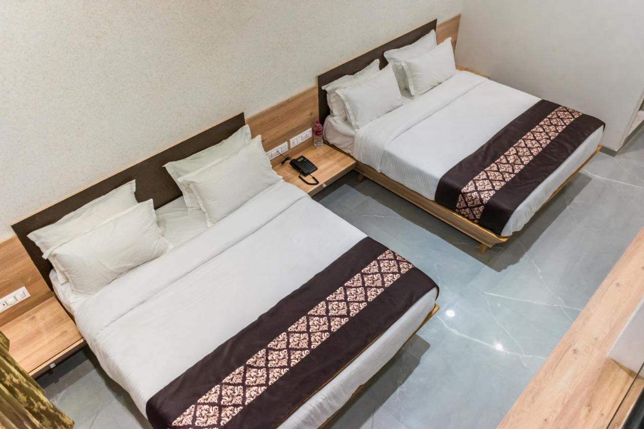 Meridian Hotel & Banquet Surat Exterior foto